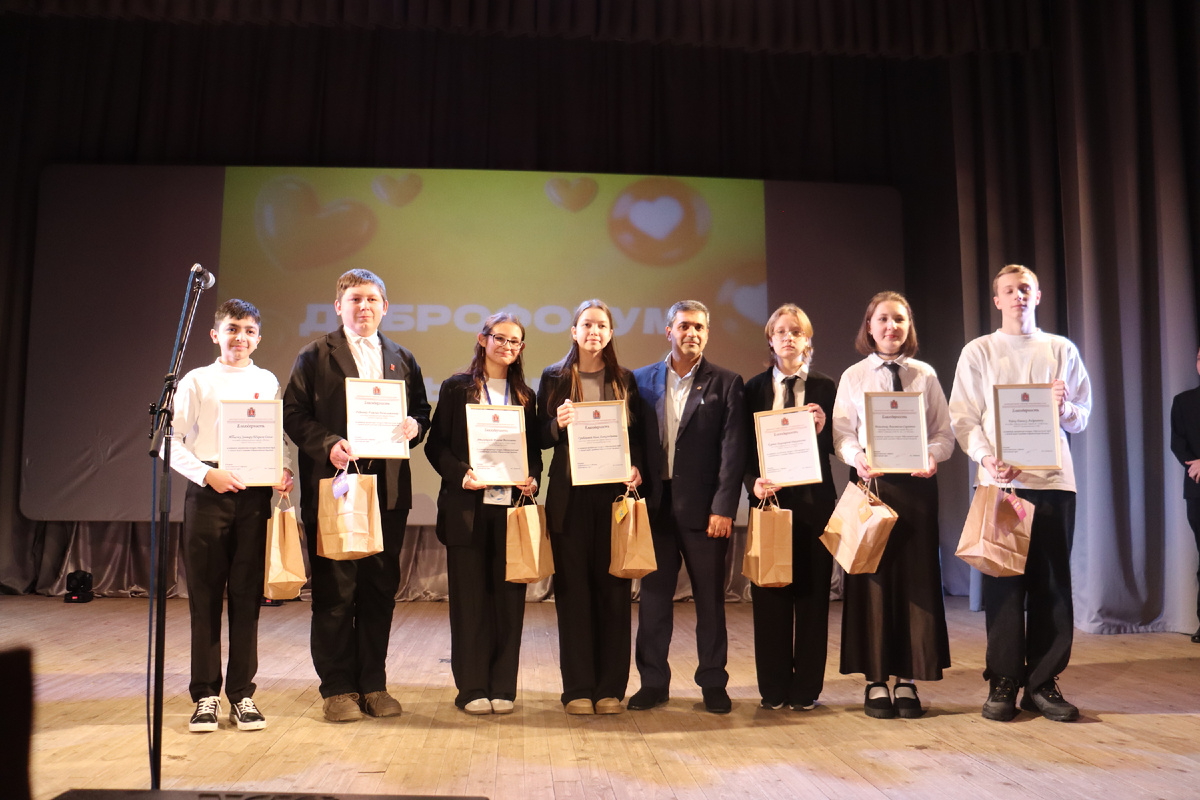 Депутат Законодательного собрания Красноярского края Артур Аветисян вручил благодарность наиболее активным волонтером. На фото (слева направо): Эльвар Аббасов,Георгий Рябченко, Милана Атлашкина, Нина Грибанова, Артур Аветисян, Екатерина Курпас, Анастасия Моисеенко, Данил Буйко.