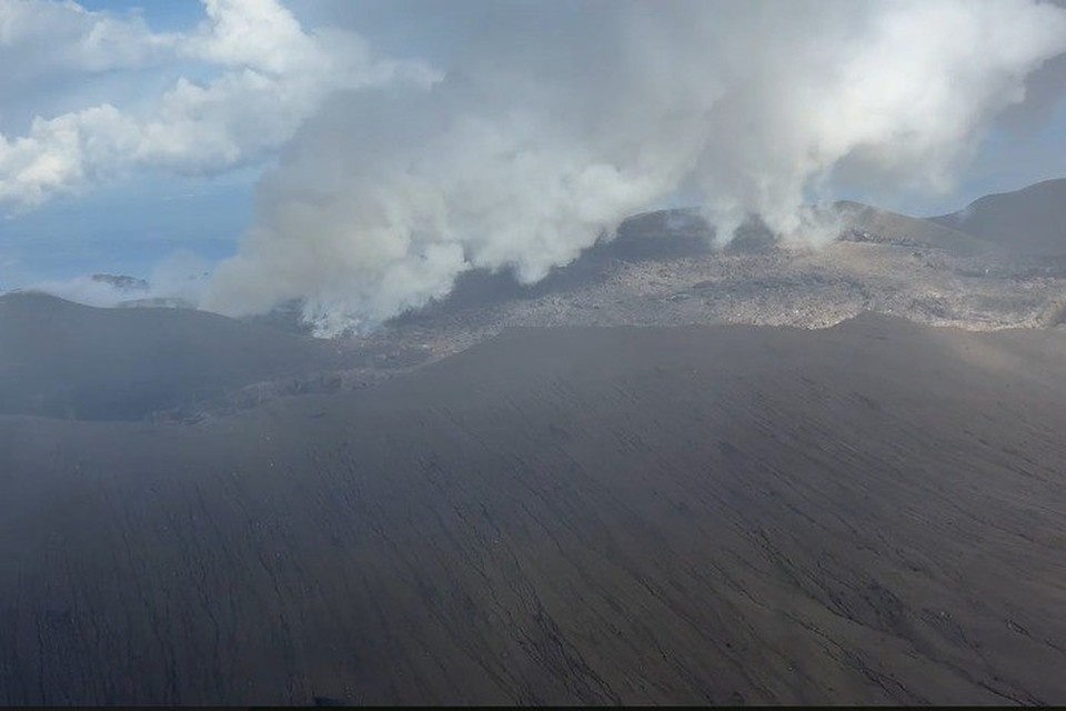    Извержение вулкана Крашенинникова, начавшееся еще 2 августа 2025 года, продолжается до сих пор. Фото: ФГБУН «Институт вулканологии и сейсмологии» (ИВиС) ДВО РАН