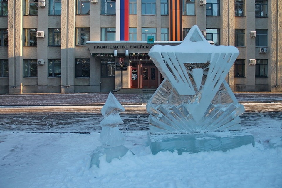    Ледовая скульптура перед зданием областного правительства Андрей САВЕЛЬЕВ