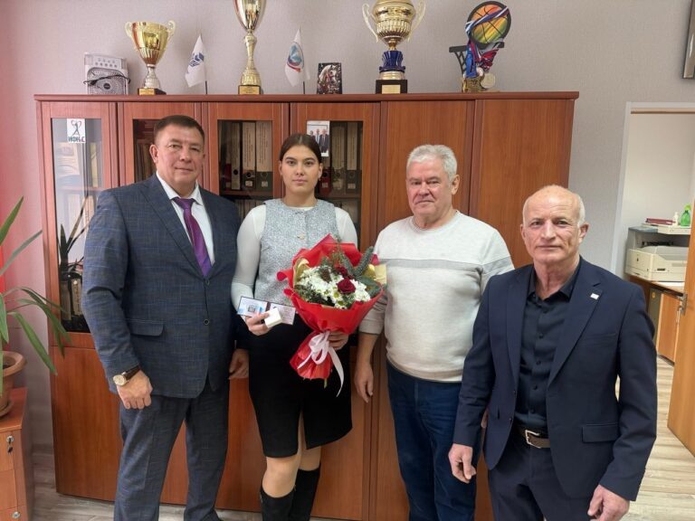    Бузулукской чемпионке вручили удостоверение мастера спорта России по универсальному бою Антон Пичурин