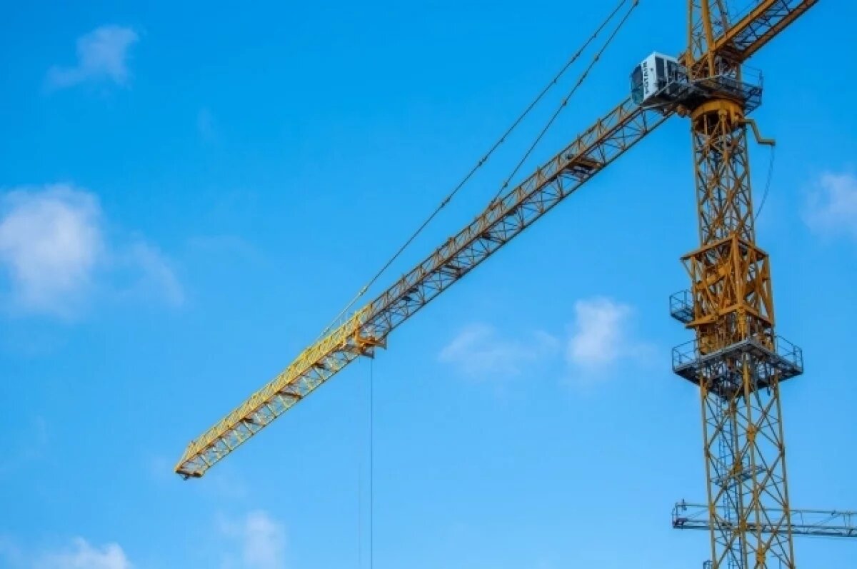    Жители Перми пожаловались на работу башенного крана над тротуаром