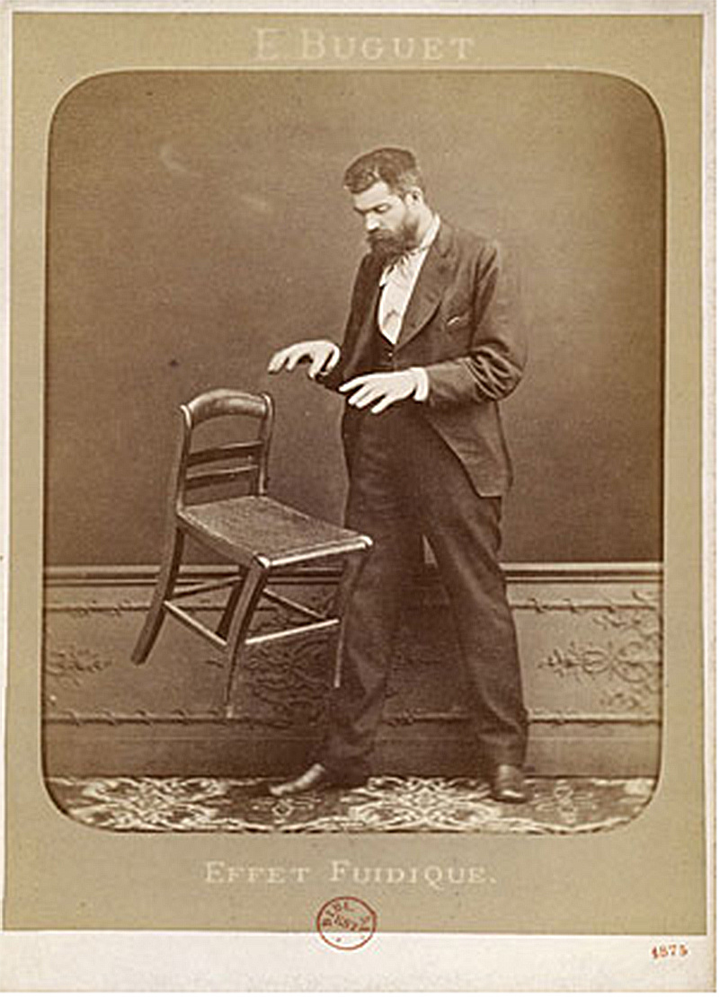 Французский мастер так называемой «спиритической фотографии» Э. И. Буге (1840—1901) демонстрирует возможности «психокинеза» в своей фотоподделке 1875 года под названием «Эффект флюидов».