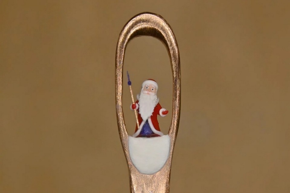    Новосибирский микроминиатюрист создал самую маленькую фигурку Деда Мороза. Фото: Владимир Анискин