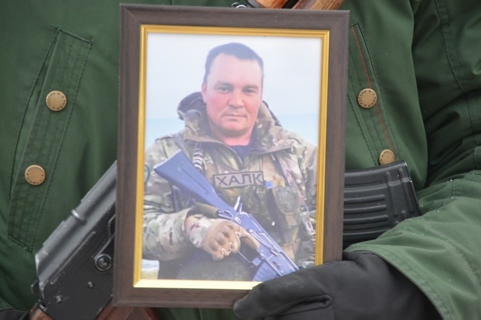    Военнослужащий был похоронен с воинскими почестями на городском кладбище. Фото: Нокс-ТВ