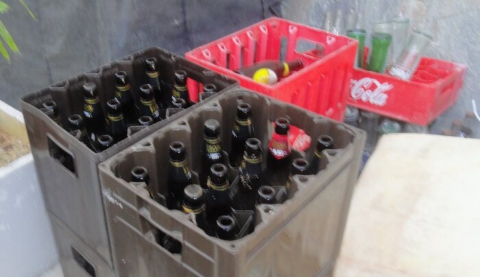 Во всём мире существует оборотная тара с залоговой ценой – пустые стеклянные бутылки сдают за деньги / Фото: Vostok.Today