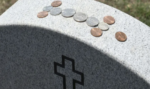 Что можно класть на могилу, зачем на неё кладут камень и монеты