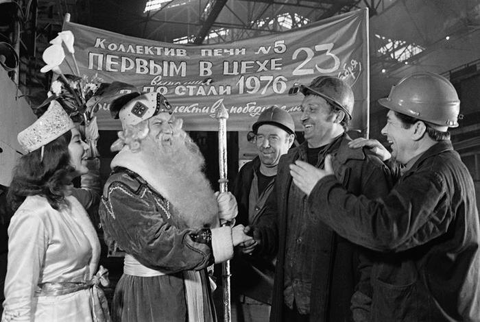 Как советские рабочие встречали Новый год: 15 ретрофотографий. Фото © ТАСС / Борис Клипиницер