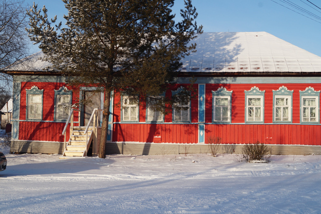 
Калининская библиотека в цвете калины красной. Здание загрунтовали, покрасили, заменили разрушенные деревянные элементы. Декабрь 2025 года.