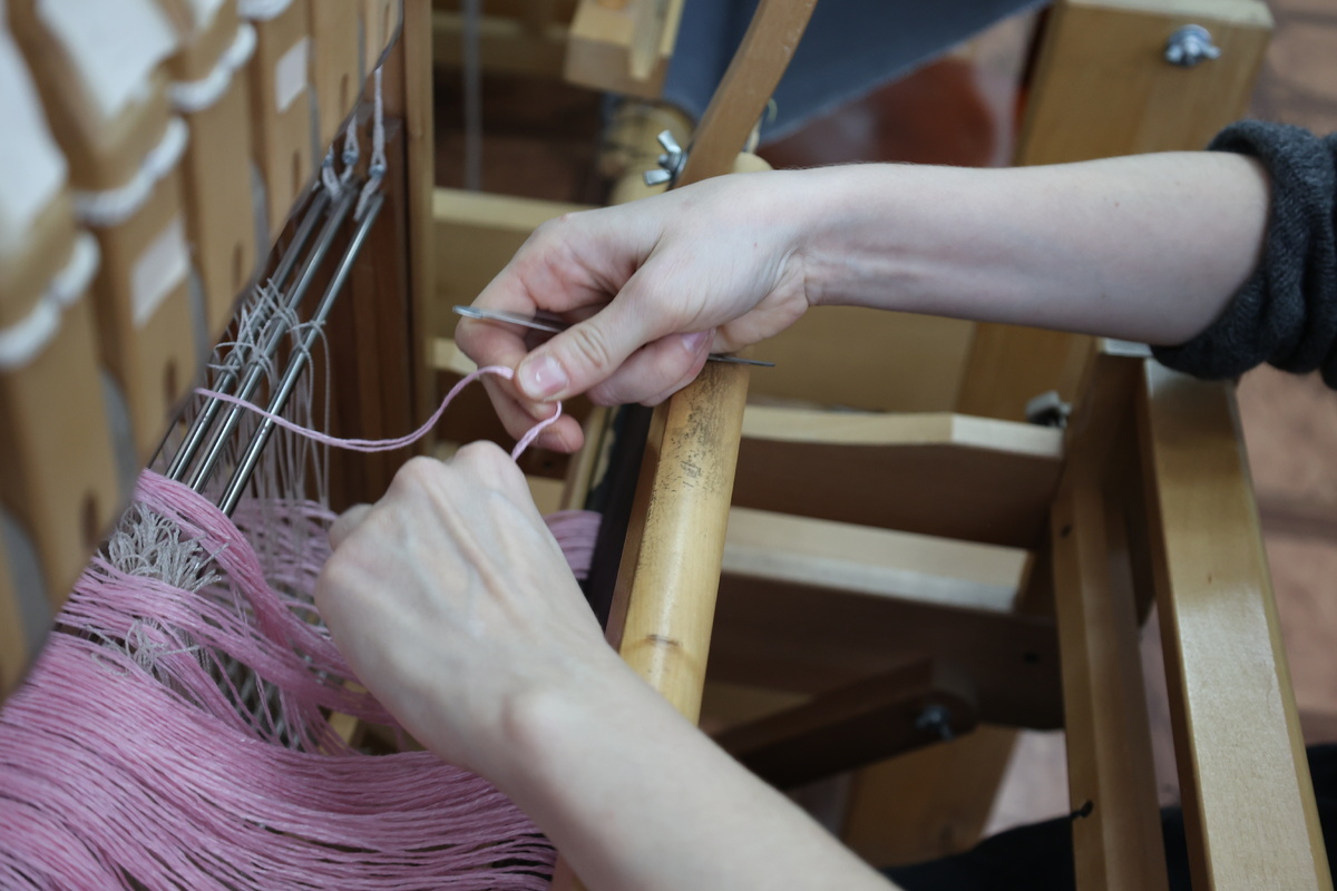 Теперь Ольга работает с огромным количеством ниточек и очень этому рада