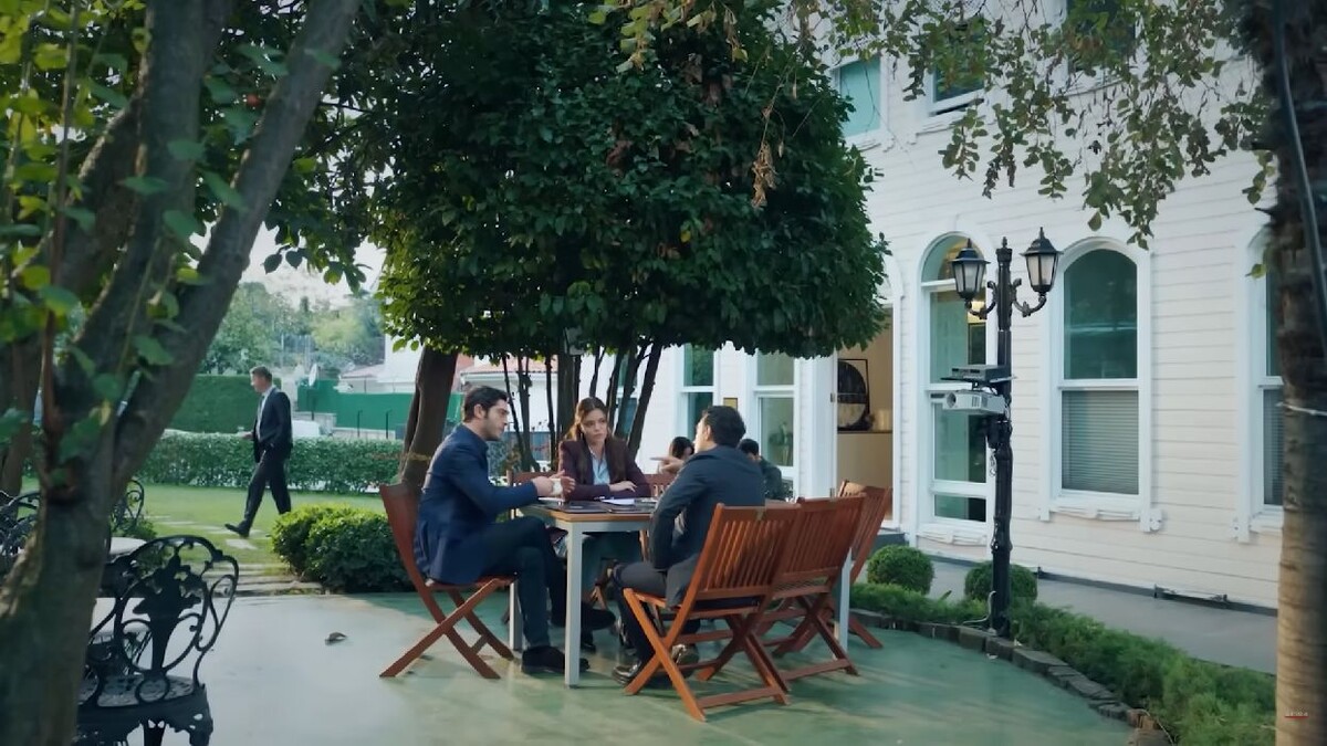 Кадр из сериала «Мошенники», Турция, 2025 год.