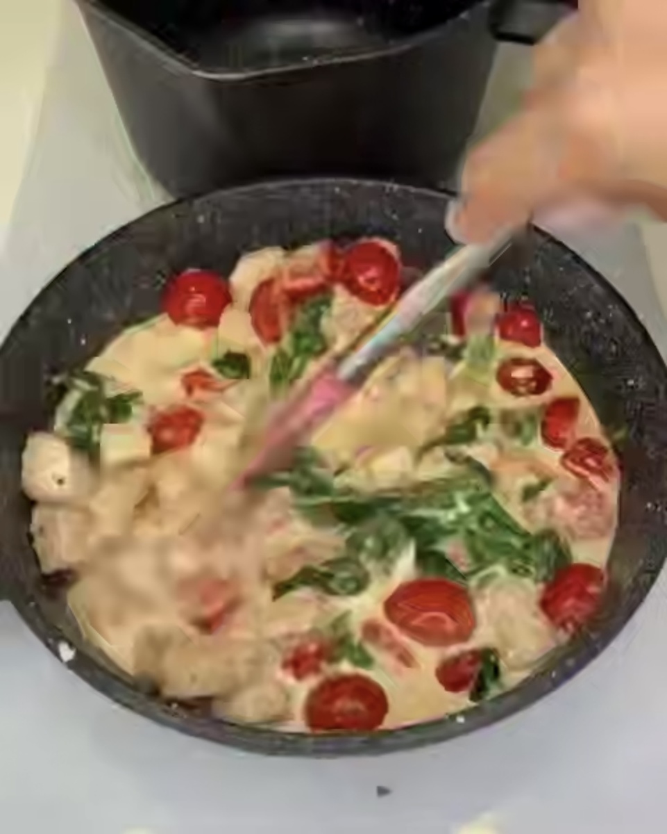 Паста с индейкой в сливках!

Ингредиенты:
Индейка 200 гр
Чеснок
Черри 100 гр
Шпинат
Сливочное масло
Сливки 200 мл
Сыр 50 гр
Макароны 150 гр
Перец

Индейку нарезвится крупными кубиками, обжарить на растительном масле 10 мин. Далее на сливочном масле обжарить 1 мин чеснок, добавить Черри и спинет и ещё 2 мин обжарить. Добавить сливки сыр и курицу  и потушить 5 мин. в конце добавить отваренные макароны.
