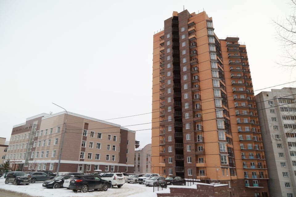    Вручение ключей от квартир в доме на ул. Папанинцев, 143/145 . Источник: Олег Укладов