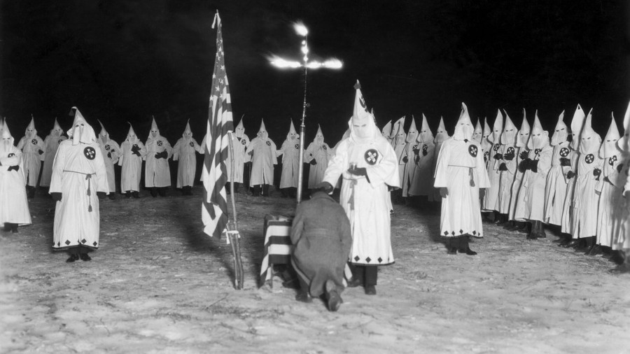 Принятие в члены Ку-Клукс-Клана