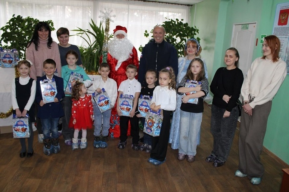    Представитель Кузбасса поздравил юных горловчан с наступающим Новым годом и вручил подарки. Фото: t.me/Ivan_Sergeevich_Prikhodko