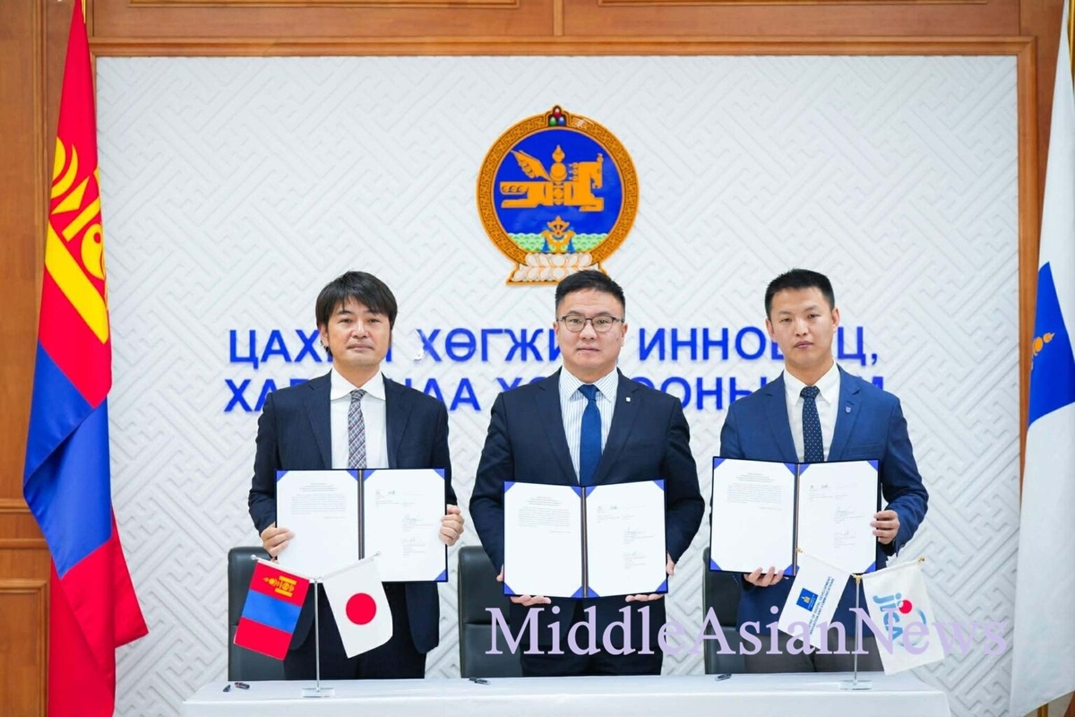 слева: Масао Сино, Мягмарнаран Бавуужав и Балдансамбуу Энх-Амгалан