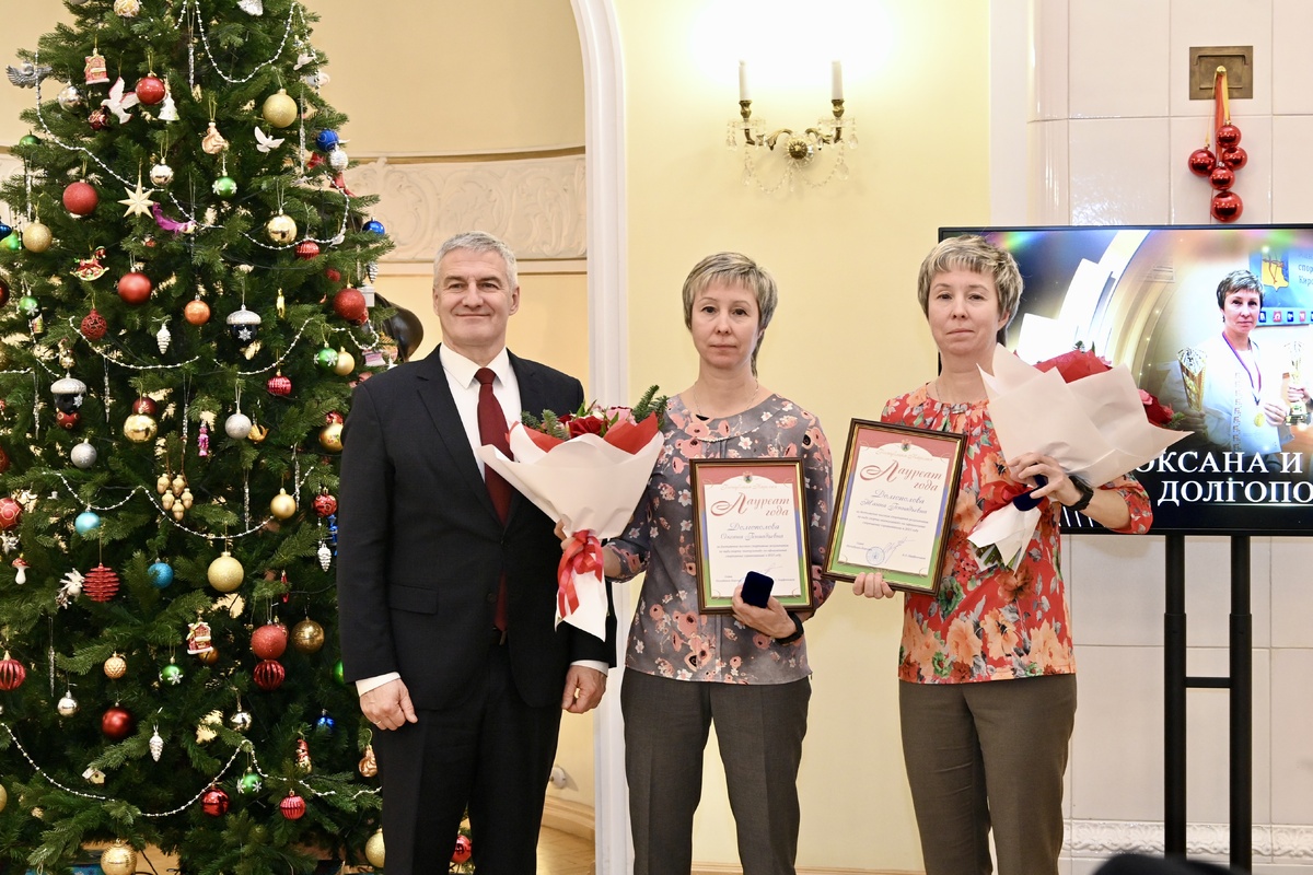    Глава Карелии Артур Парфенчиков, Оксана и Жанна Долгополовы. Фото: «Республика» / Оксана Кудряшова