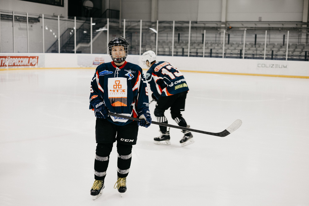 Настя на льду и в цехе