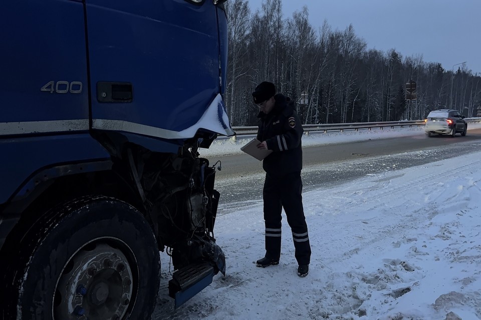    Сотрудники Госавтоинспекции проводят проверку по факту ДТП. Фото: Госавтоинспекция Свердловской области.