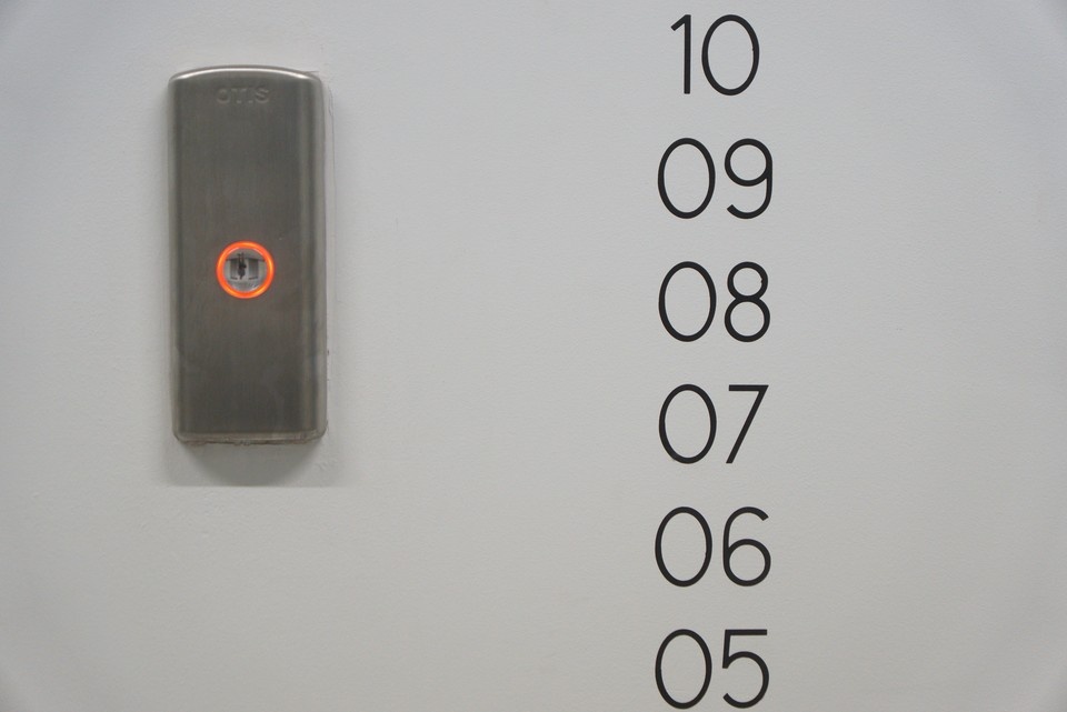    Хабаровчанку заставят заплатить за сломанный лифт в высотке Алексей БУЛАТОВ