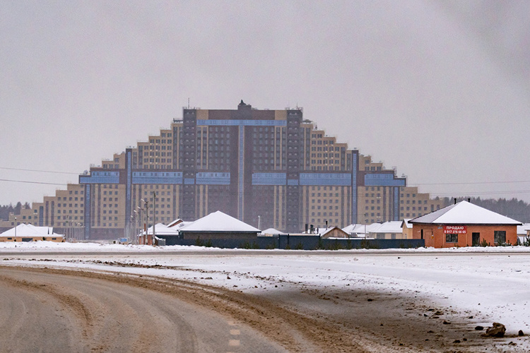 «Мы хотим построить между «пирамидой» (штаб-квартира образовательного центра «Алабуга Политех») и особой зоной (ОЭЗ) мощный район на 50 тысяч жителей» Фото: Олег Спиридонов