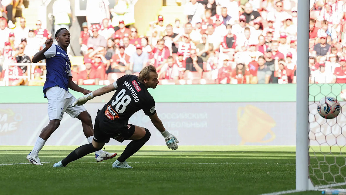    Брайан Александр Хиль забивает гол в ворота Александра Максименко.Александр Федоров