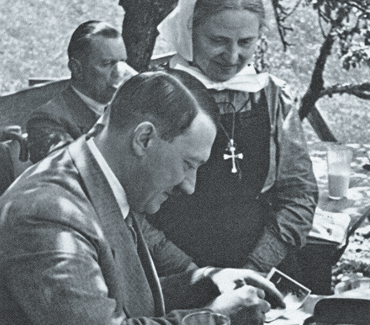 Фюрер даёт автограф католической монахине накануне Олимпиады.