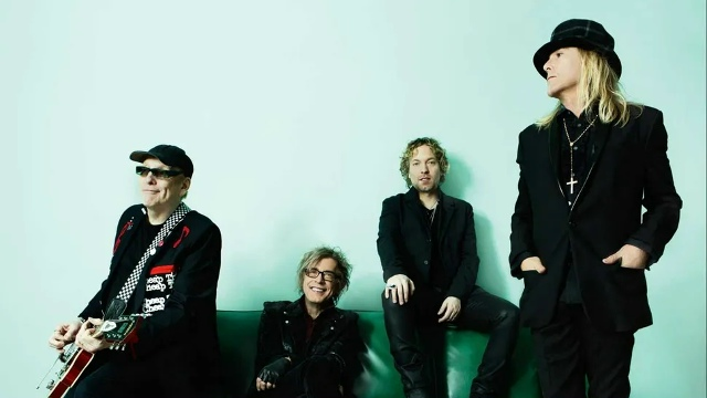 Cheap Trick «Дешевый трюк» на диване (автор изображения: Дэвид Макклистер)
