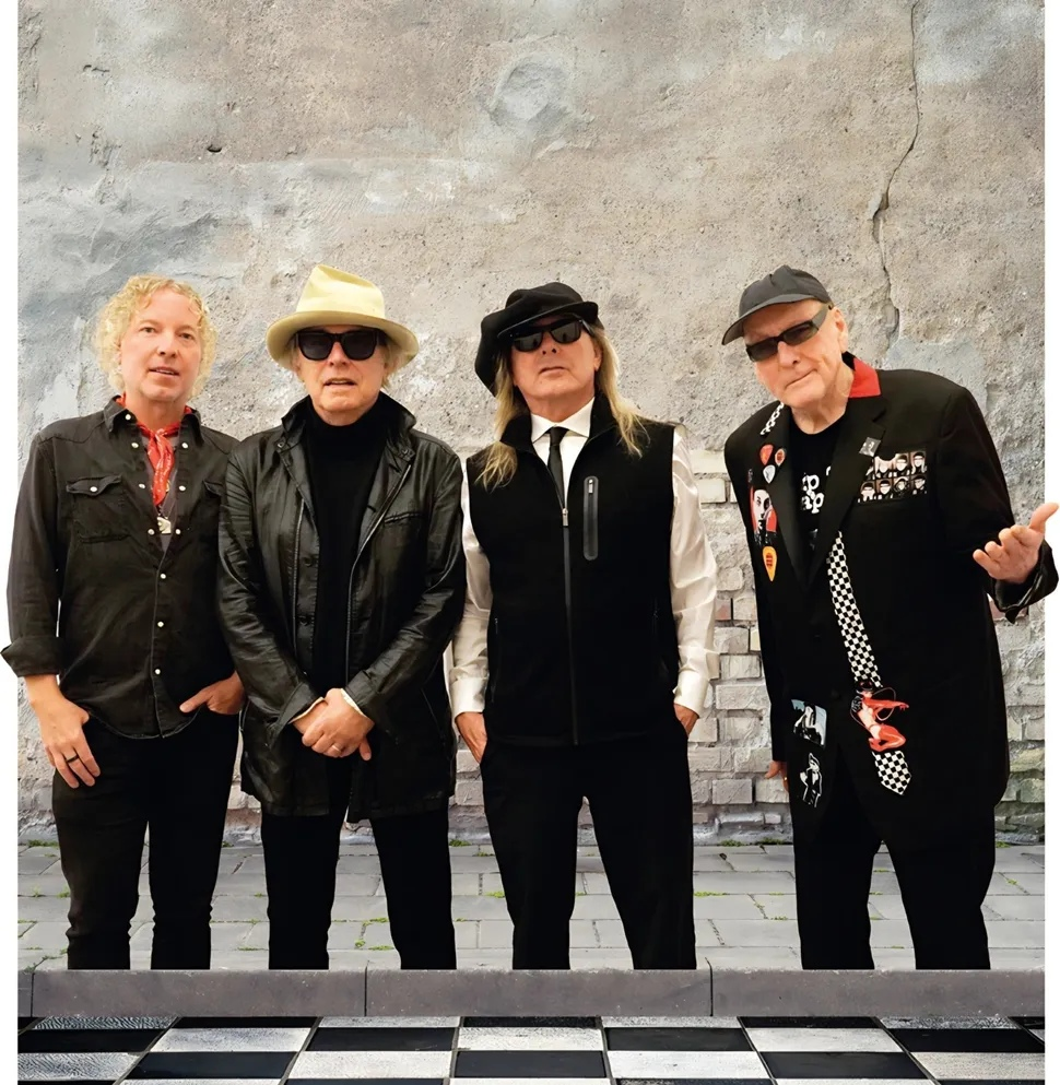 Cheap Trick «Дешевый трюк», стоит перед кирпичной стеной (Автор изображения: 📸 Джефф Дейли)