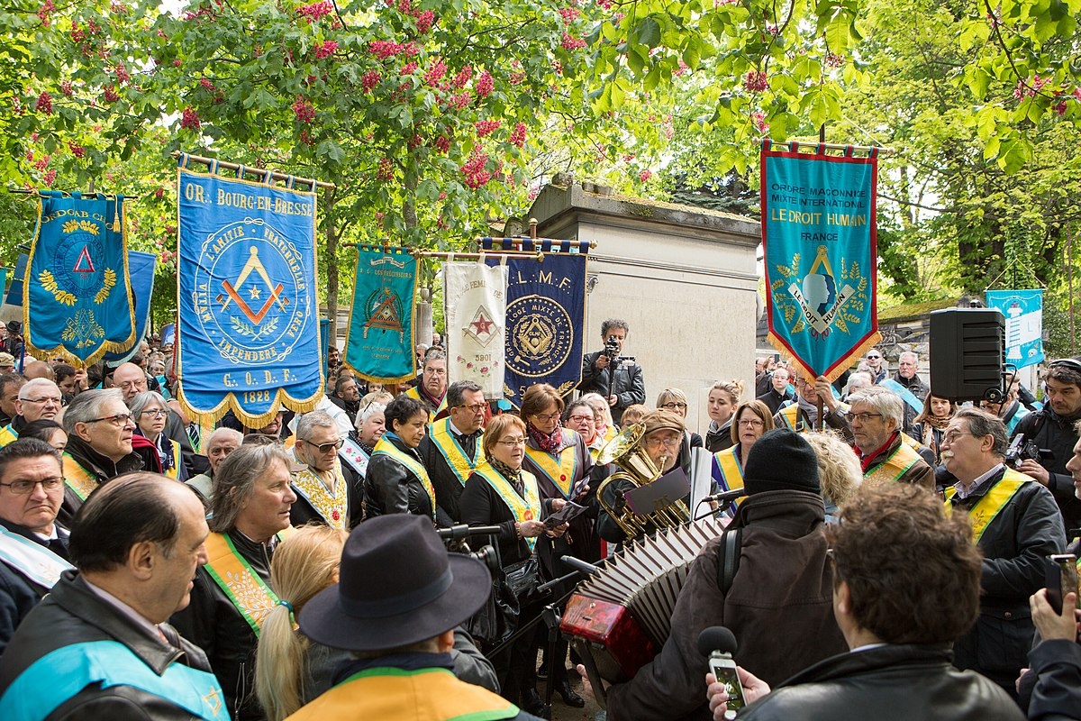 Ежегодная первомайская маёвка на кладбище Пер-Лашез масонских послушаний Франции
