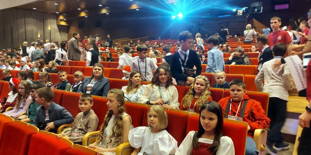 Большой концертный зал Красноярской краевой филармонии стал местом проведения традиционного праздника – Губернаторской новогодней ёлки