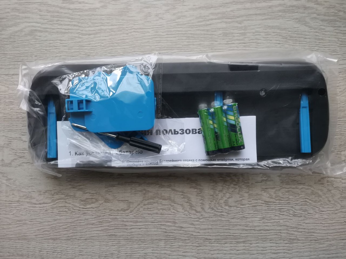 В комплекте с тиром идут батарейки и отвёртка