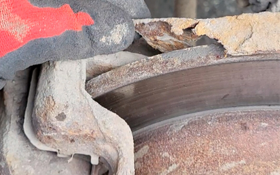 Сгнивший защитный пыльник тормозного диска на моём авто