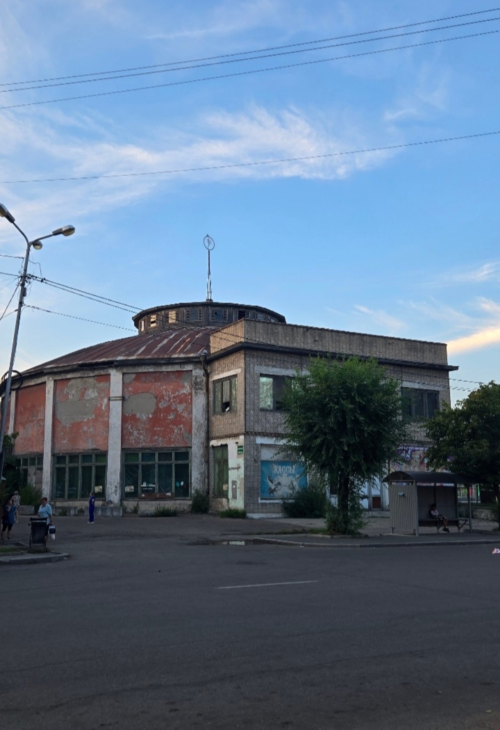 Фото взято из общедоступной сети интернет. так выглядел наш цирк недавно. Видно ,что здание в разрушающемся состоянии.