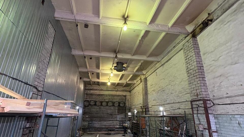 "Евроремонт" в боксе для грузового автосервиса.