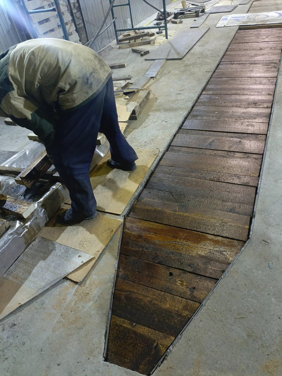 Зашили смотровую яму досками, пропитав отработкой моторного масла и после зашили влагостойкой фанерой