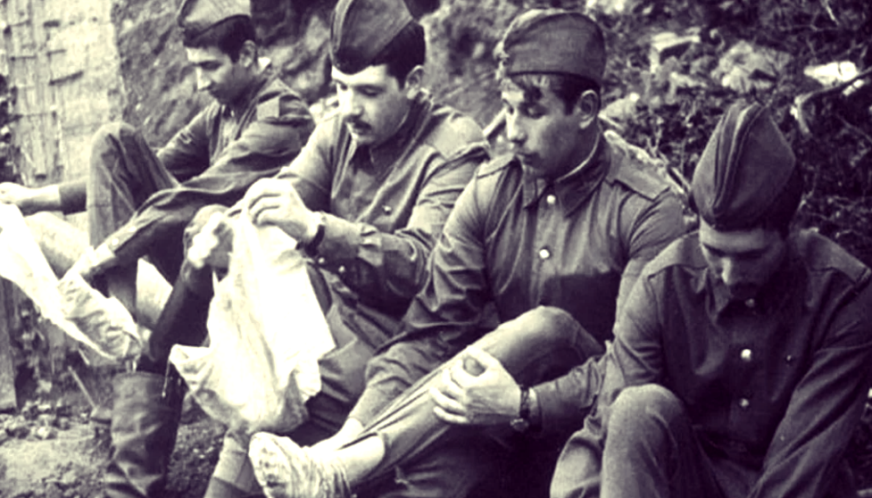 Советские бойцы перематывают портянки на привале