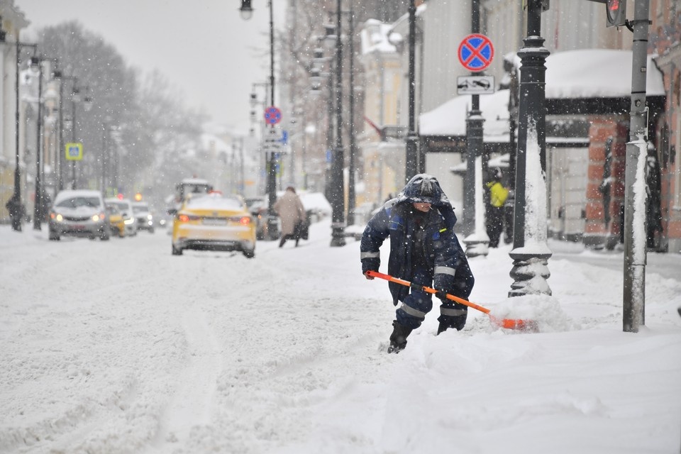    В Биробиджане коммунальные службы вышли на расчистку дорог от снега Иван МАКЕЕВ