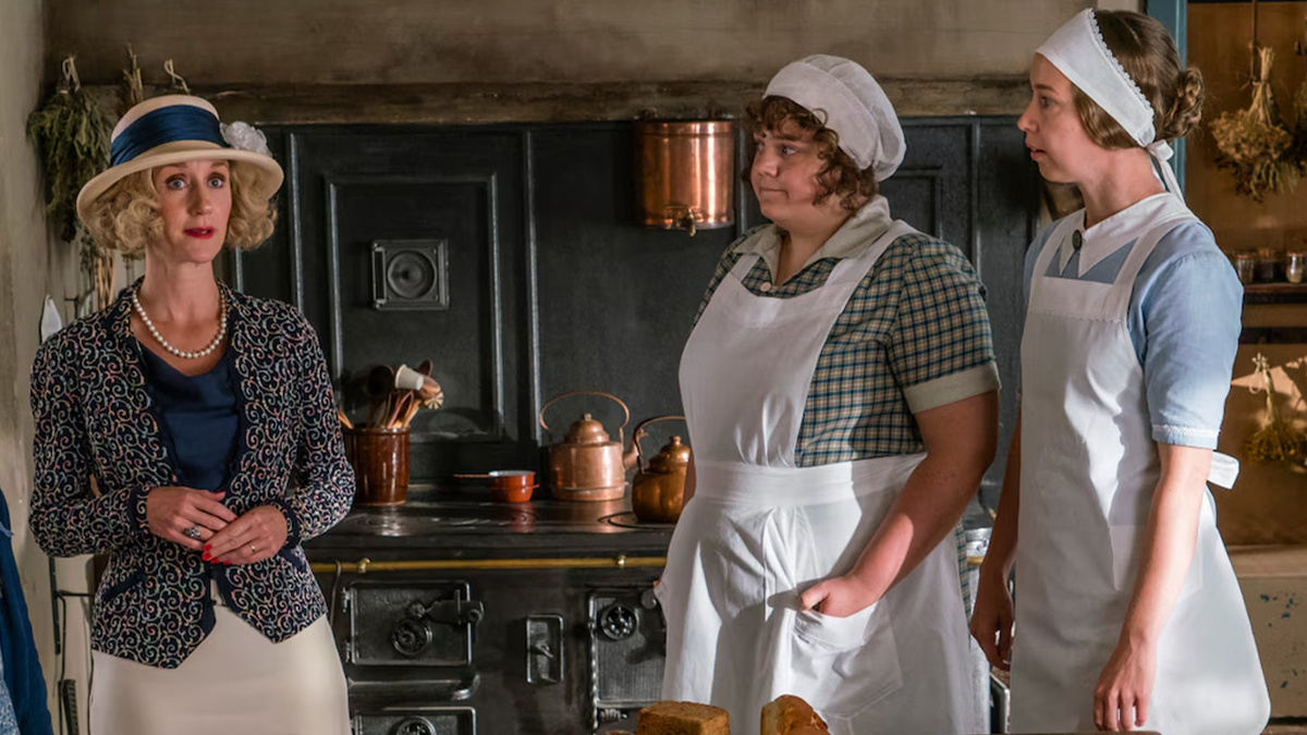 кадр из сериала "Приморский отель"