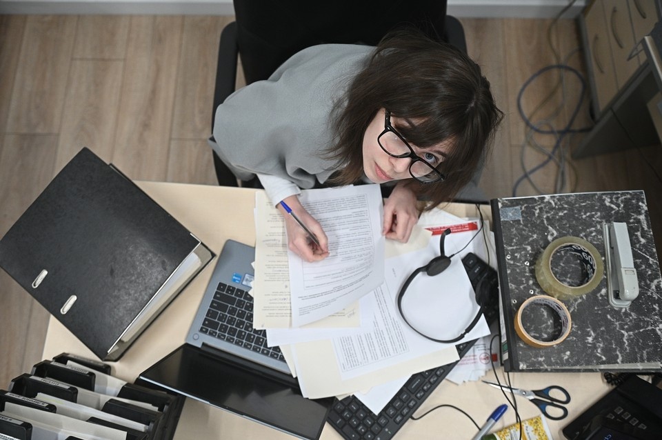    Более двух третей жителей Петербурга планируют встретить Новый год в кругу семьи. Алексей БУЛАТОВ