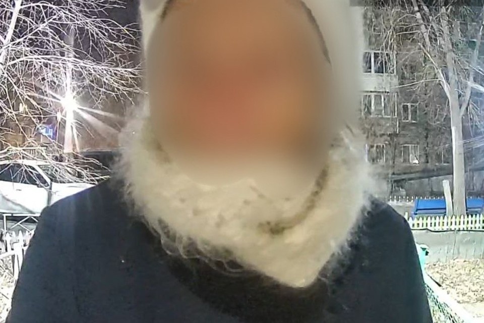    Полицейские передали пенсионерку врачам скорой. Фото: УМВД по Оренбургской области