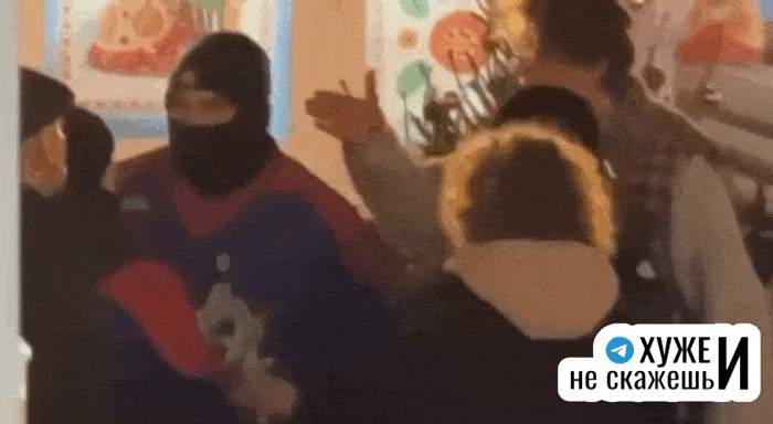    Очевидцы рассказали СМИ, что блогер Муратович публично оскорбил концертного директора Киркорова - Ситника. Видео: тг-канал "Хуже и не скажешь"