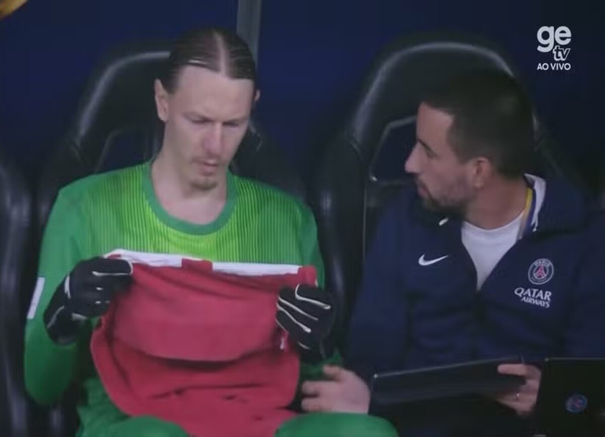     Onze Mondial о секрете неуязвимости Сафонова: шпаргалка и спокойствие сделали его героем финала