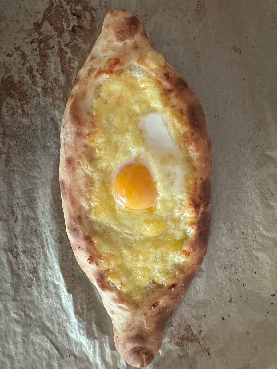 Хачапури лодочка с домашним сыром и яйцом