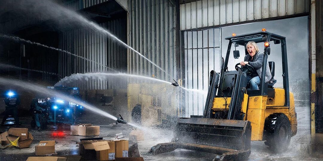 - Где тебя носит? Гости на пороге, а холодильник пустой! — кричал муж, не зная, что я уже в самолете. Тридцать лет я была для них прислугой.