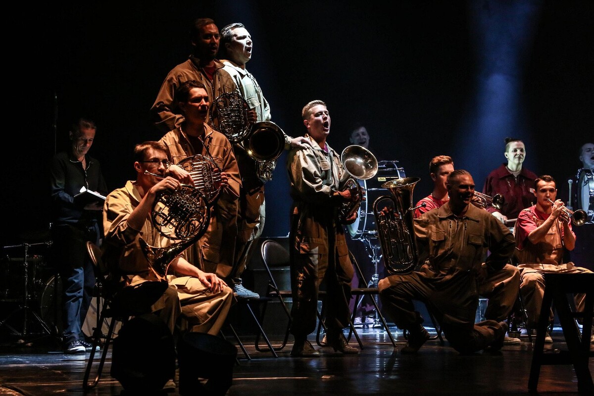 Оркестр в спекталке Олега Меньшикова и поет, и танцует, и солирует, и аккомпанирует. Фото с официальног осайта Театра Ермоловой. 