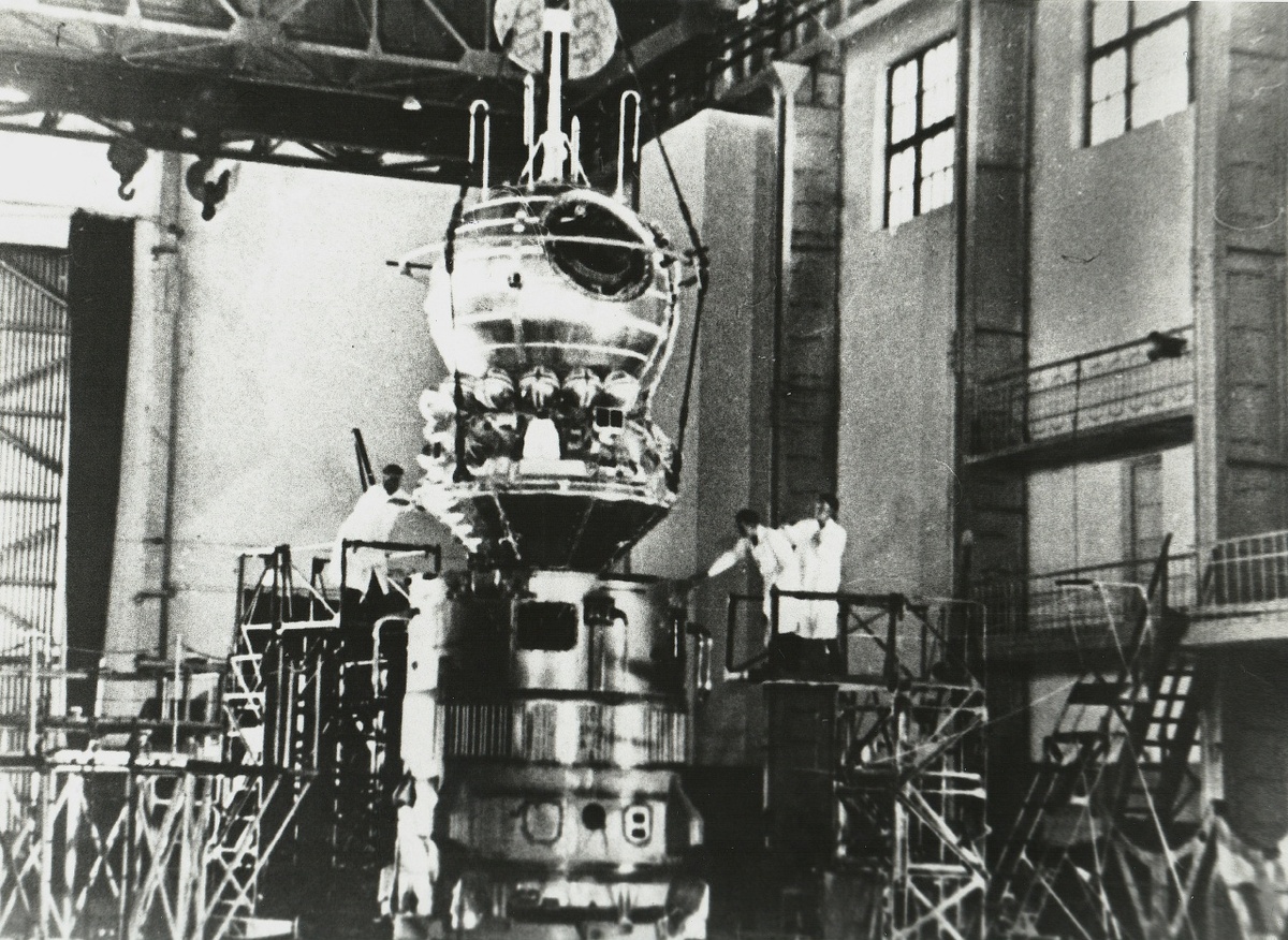 Корабль «Восток 1К» в монтажно-испытательном комплексе