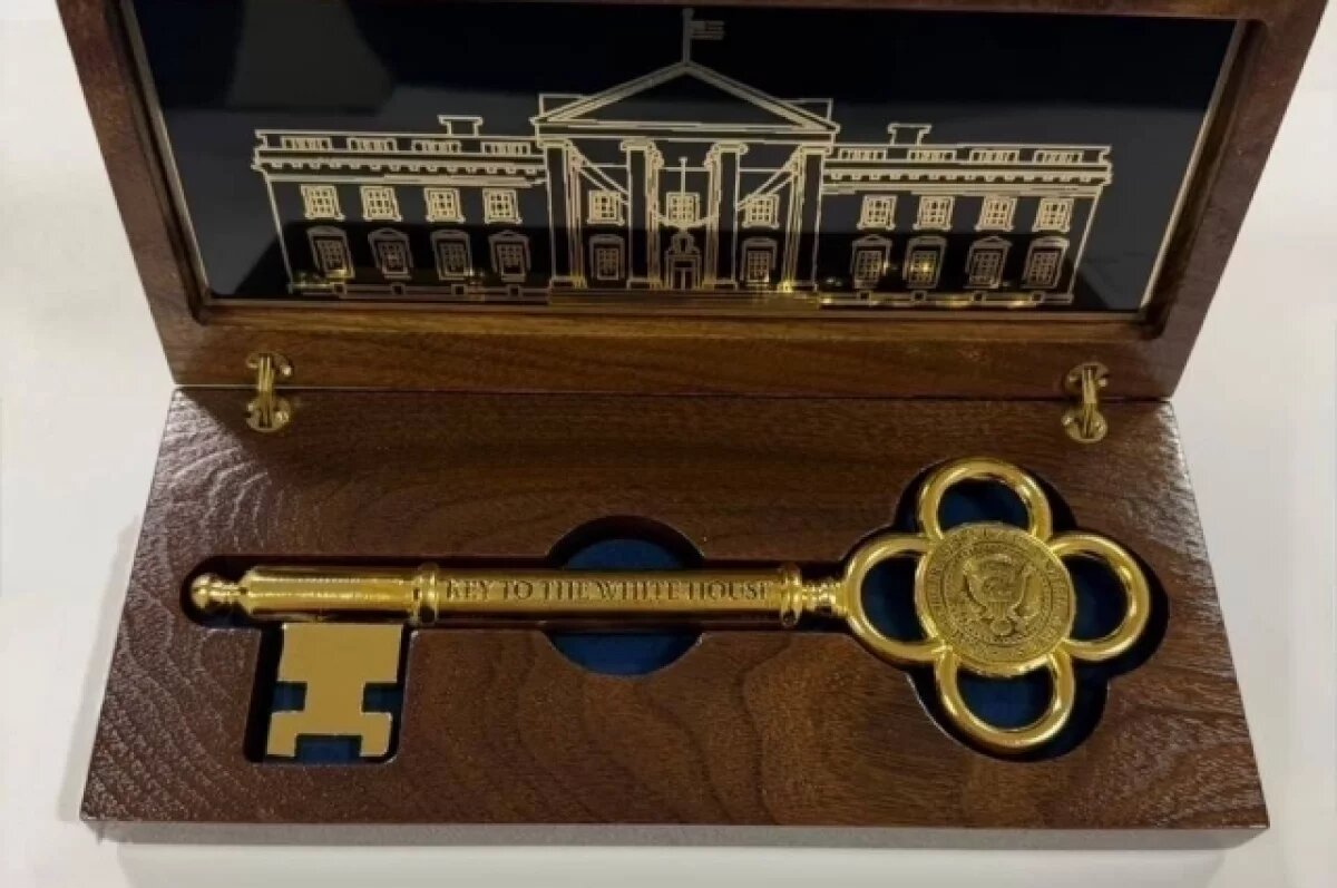    Трамп передал Токаеву «ключ» от Белого дома и бейсболку с автографом