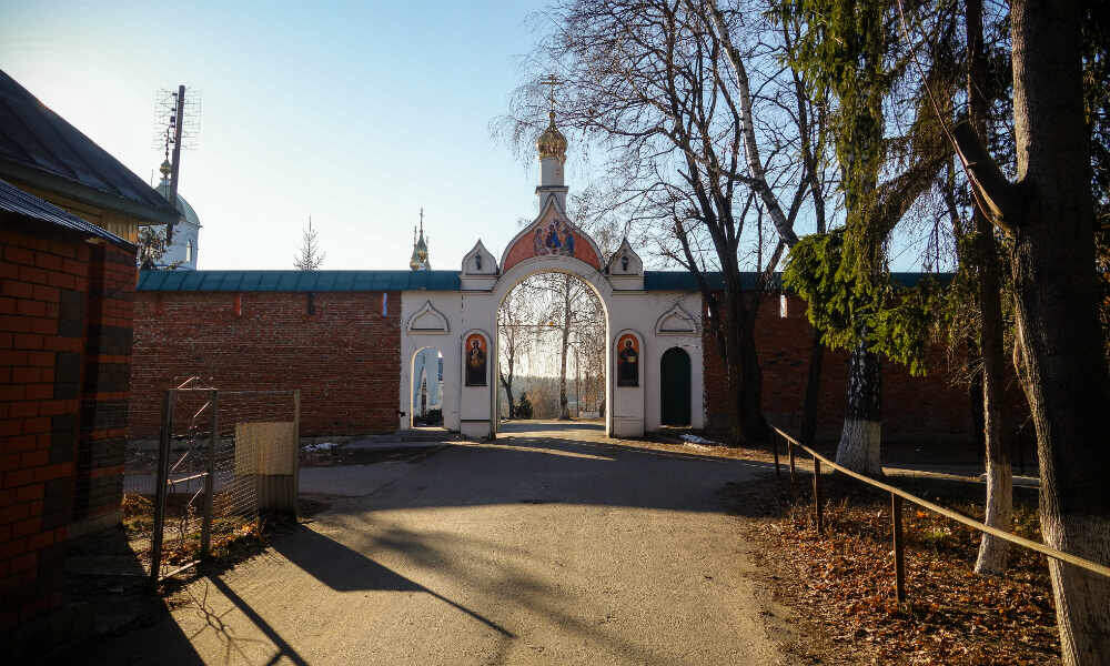 Свято-Троицкий мужской монастырь в Мичуринске. Вход в монастырь. Фото: Игорь Мартынов / «Отечество и вера».