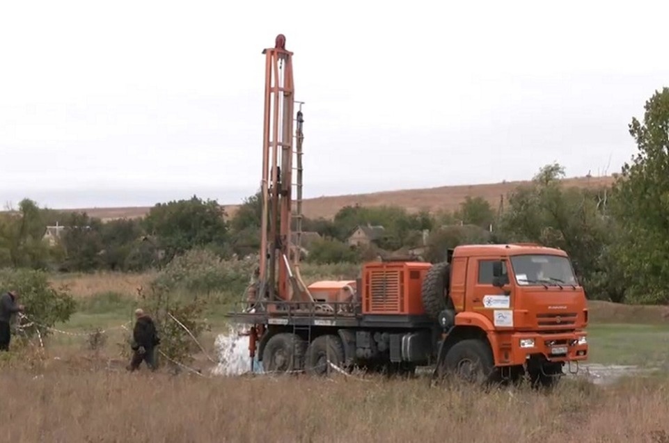    Специалисты гидроспецгеологии проводят разведку подземных вод. Фото: ТГ/Пушилин
