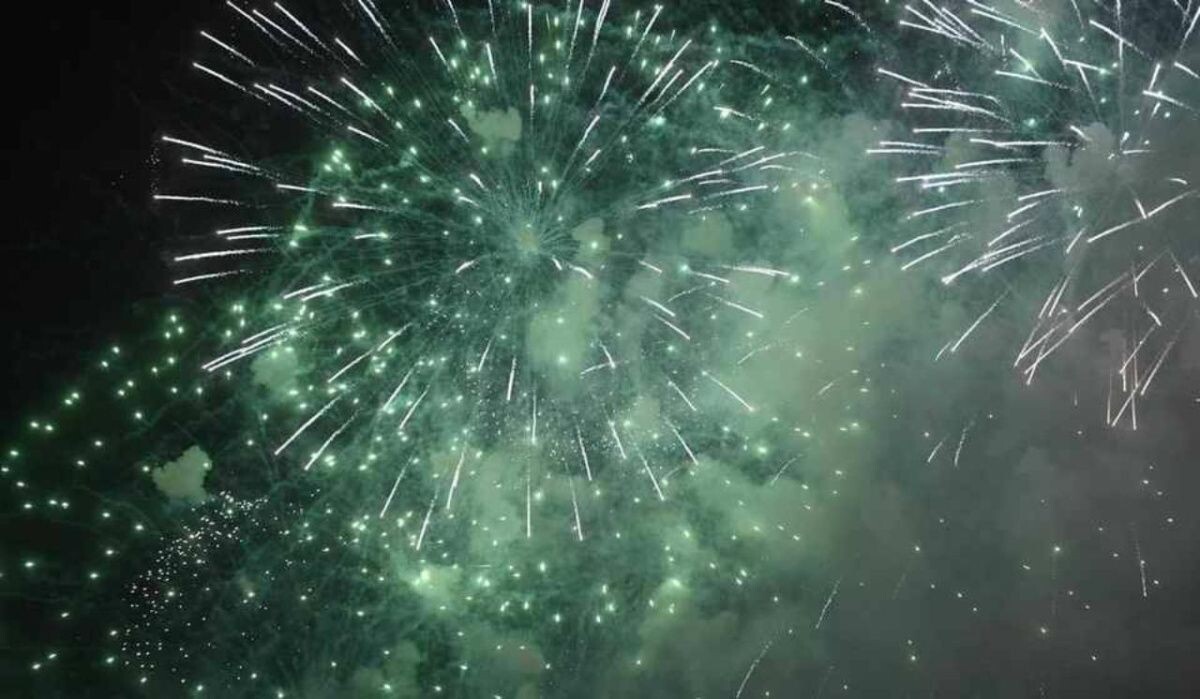     Фейерверк. Источник: nsk.kp.ru Автор фото: Алексей Булатов